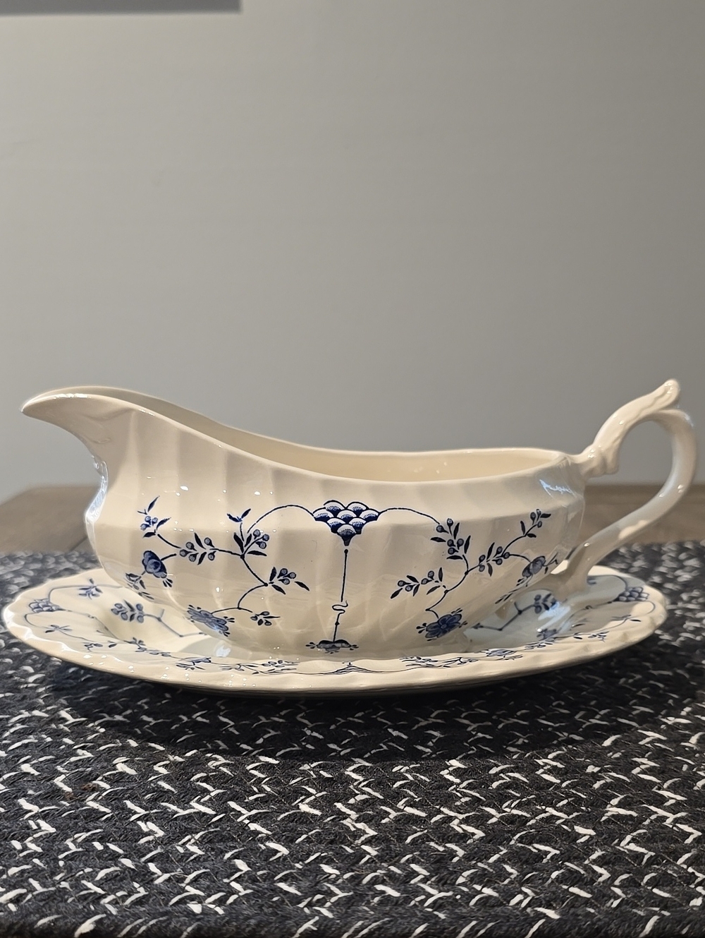 Myott Finlandia Stafforshire Ware England Gravy Blue&Wh Boat w/Underplate/ Roh